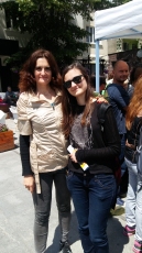 Катерина с дъщеря й Ани на Фермерски пазар за натурални и чисти продукти-Варна
